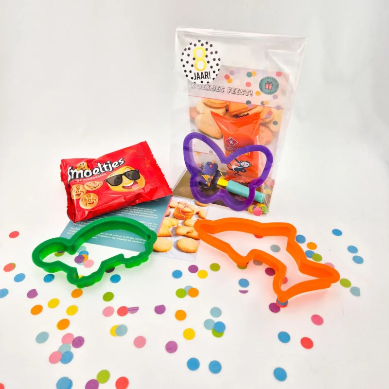 Kindertraktatie koekjes bakken met koeksteker