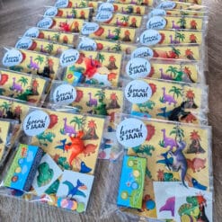 dino sleutelhanger traktatie met stickers, dino tattoos en tussendoortje